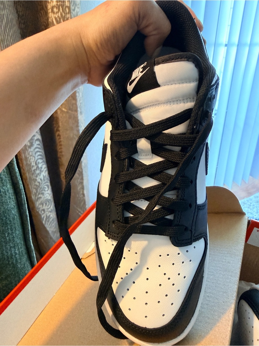 Nike Men’s Black and White Low-Top Sneakers - Picture 5 of 8